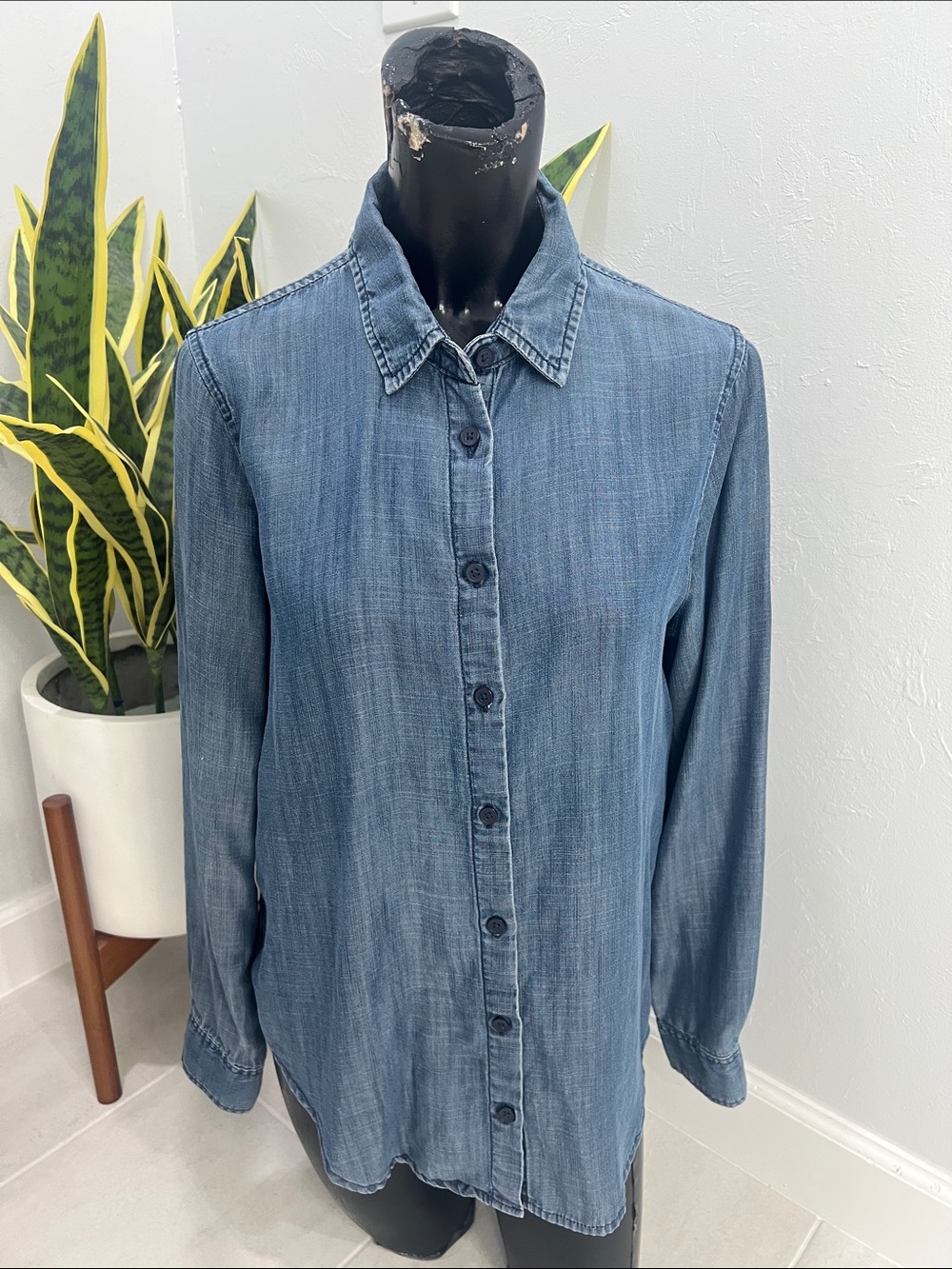 Banana Republic Woman’s XS long sleeve Jean like button down collared blouse